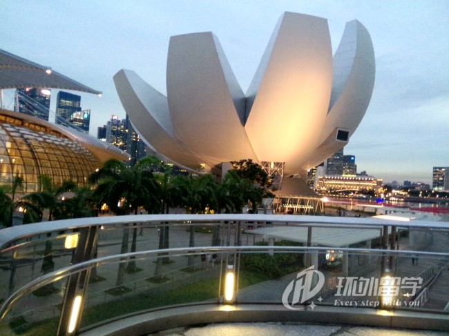 新加坡私立大学的学位课程都是和英美澳的国际名校合作的,学生毕业之后所获得的文凭证书也是由合作的国际名校来颁发,这个在国际上是受到广泛认可的,学生毕业后有很好的就业前景。新加坡私立大学留学专业推荐:新加坡楷博高等教育学院酒店管理专业、新加坡psb学院会计专业。